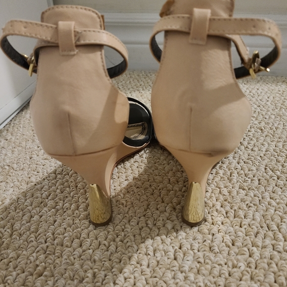 Women's Shoes - Picture 2 of 3